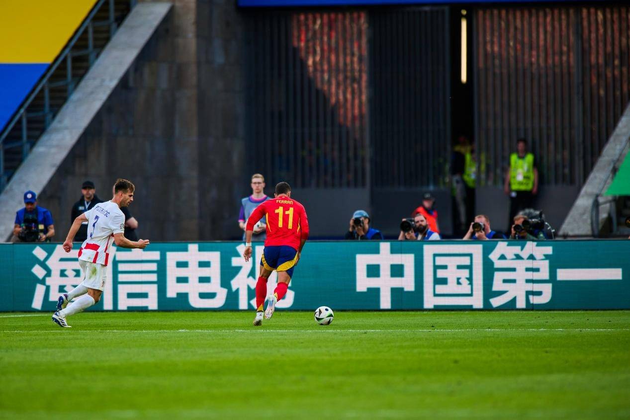 场面火爆!欧洲杯观众席沸腾不已 场面火爆!欧洲杯观众席沸腾不已