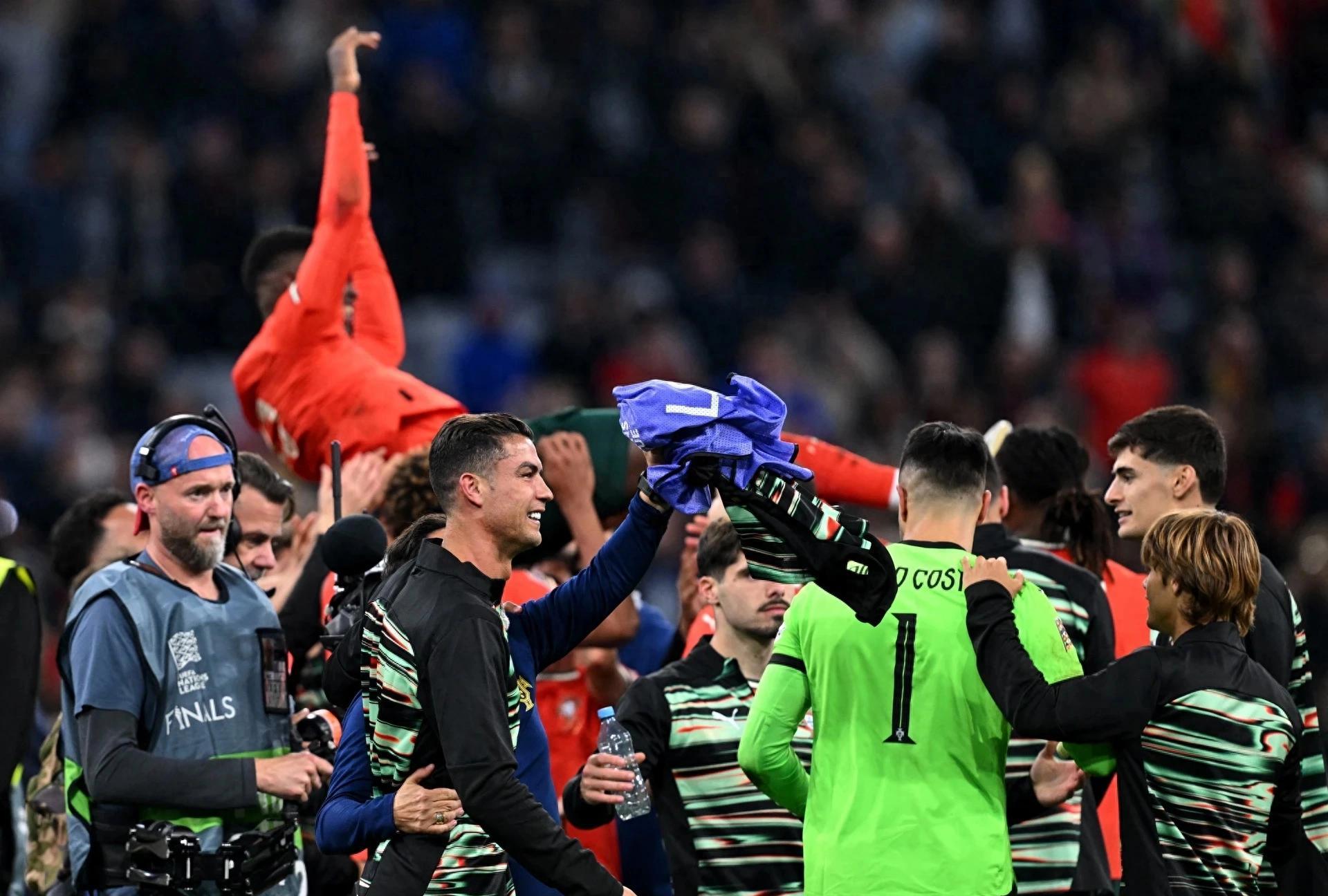 场面火爆!欧洲杯观众席沸腾不已 场面火爆!欧洲杯观众席沸腾不已