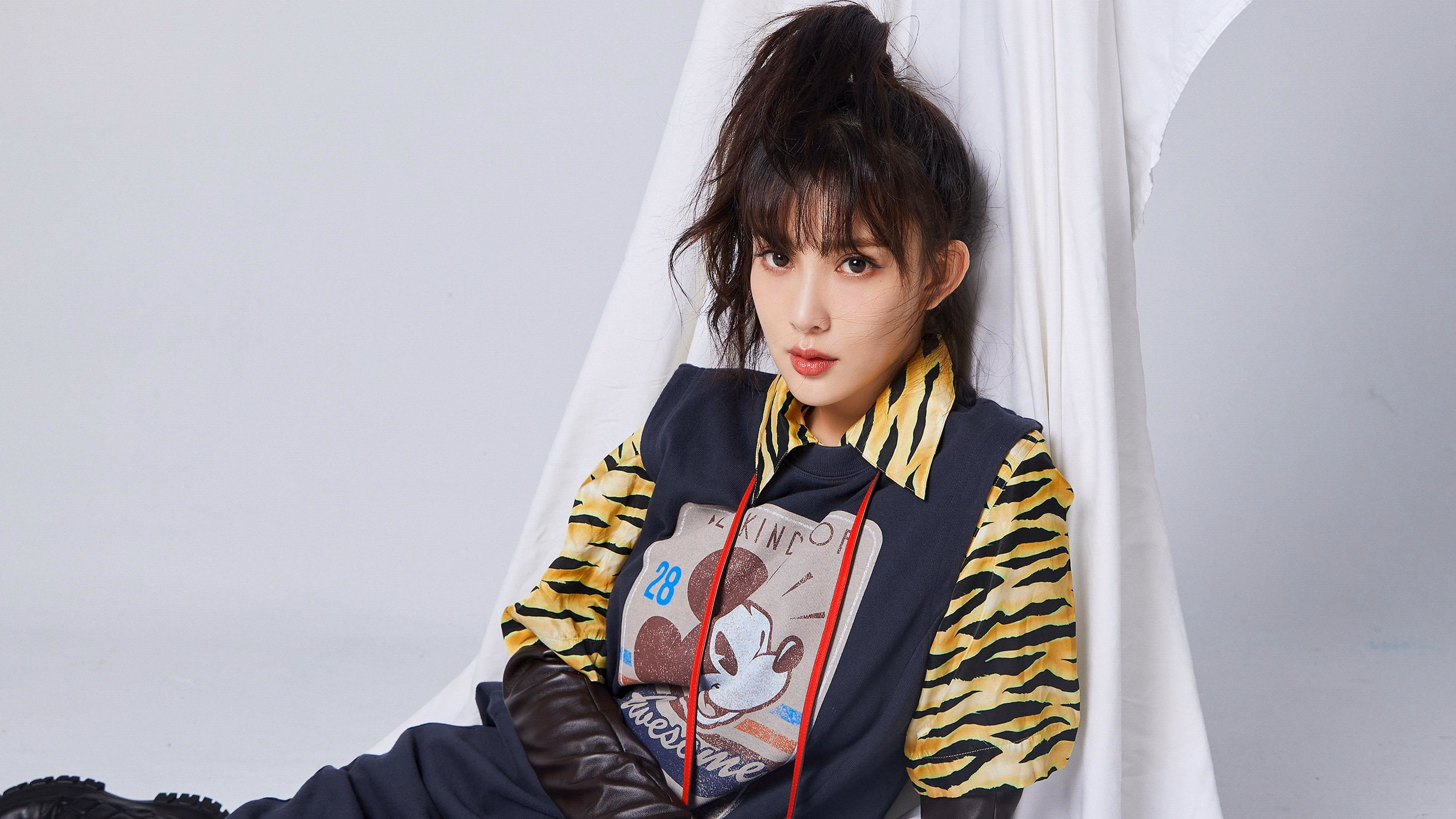 王座与逆袭，阿斯顿马丁鏖战哈斯，周冠宇点燃赛场